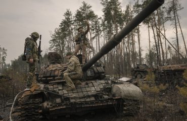 Ukrainian defenders dig in as Russia boosts firepower