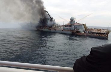 Images of the burning cruiser “Moskva” just before it sank – Where the missiles hit it
